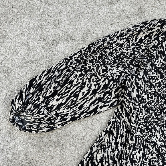 H&M Women’s Pleated Wrapover Midi Dress Longsleeve V-Neck Print in Light Beige L - Picture 5 of 14